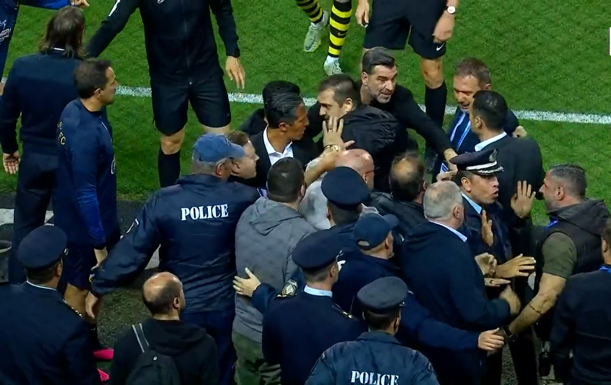 Răzvan Lucescu, „remontada” de senzație în derby-ul cu AEK Atena » Încă un scandal: Poliția a intervenit în timpul meciului