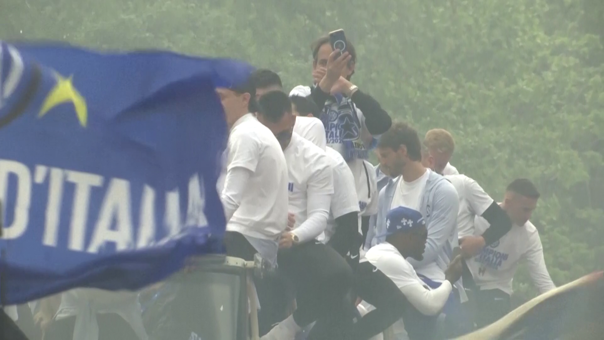 Fanii lui Inter au scos vaca pe stradă la petrecerea de titlu » Imagini senzaționale din Milano