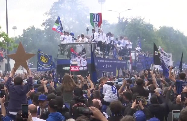 Fanii lui Inter au scos vaca pe stradă la petrecerea de titlu » Imagini senzaționale din Milano