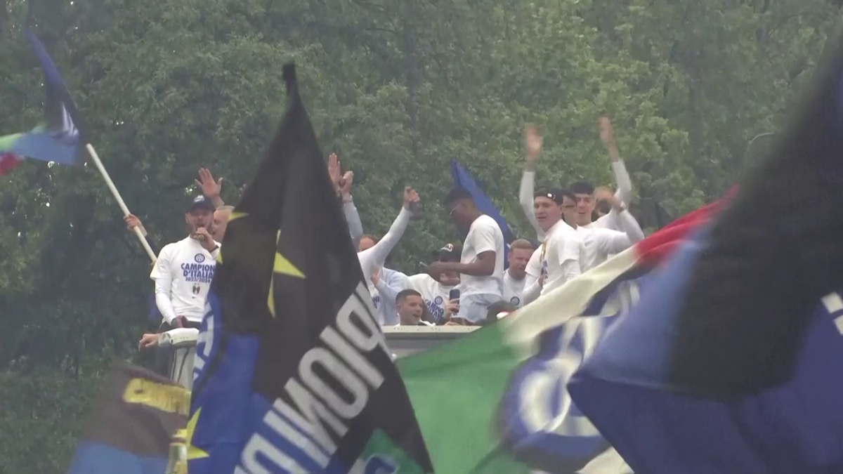 Fanii lui Inter au scos vaca pe stradă la petrecerea de titlu » Imagini senzaționale din Milano