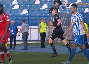 Fază halucinantă în play-out-ul din Superliga » Chivulete s-a făcut de râs: ce penalty a putut dicta în meciul cu implicații la retrogradare