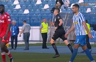 Fază halucinantă în play-out-ul din Superliga » Chivulete s-a făcut de râs: ce penalty a putut dicta în meciul cu implicații la retrogradare