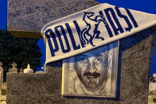 Mormântul lui Ionuț Popa de la Arad a fost împodobit la 80 de ani de Poli Iași