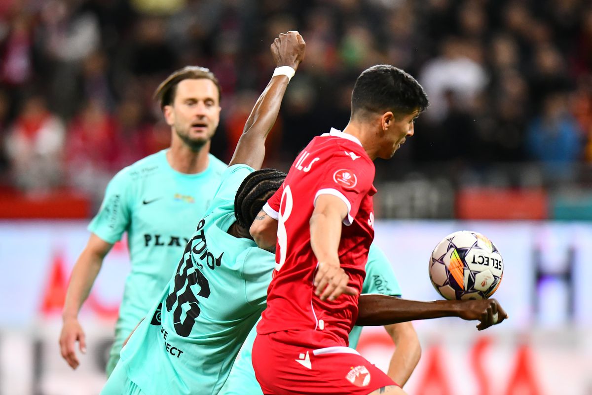 Dinamo marchează pe final și o încurcă pe CFR Cluj » Dan Petrescu a terminat partida în genunchi, iar FCSB are o mână și jumătate pe trofeu