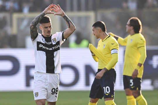 Dennis Man, după victoria cu Lazio (3-1), pe 1 decembrie, în care a marcat ultimul gol pentru Parma / Foto: Imago