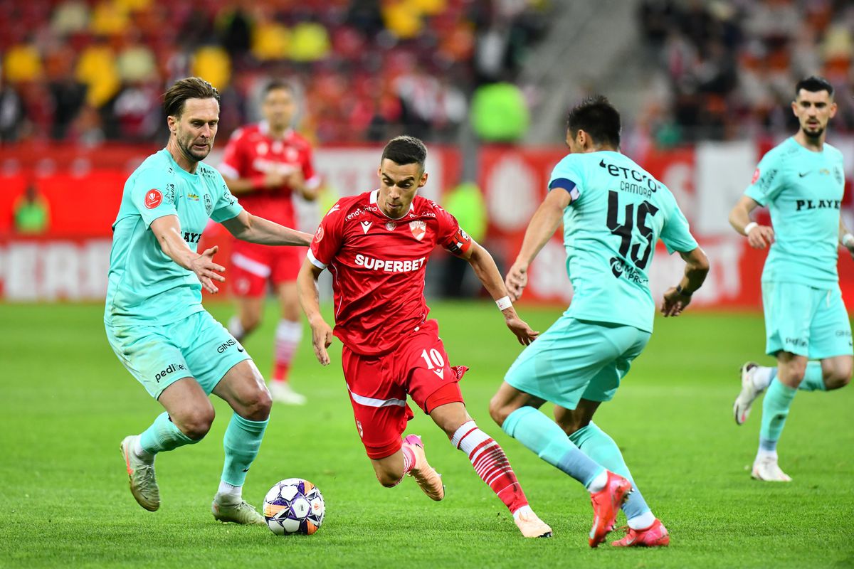 Dinamo marchează pe final și o încurcă pe CFR Cluj » Dan Petrescu a terminat partida în genunchi, iar FCSB are o mână și jumătate pe trofeu