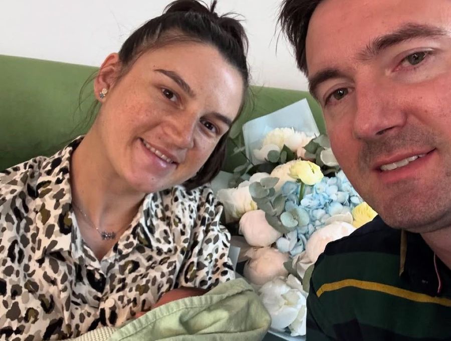 Ionela, Marius Cozmiuc și bebelușul lor Foto: Instagram Ionela și Marius Cozmiuc, foștii canotori multipli medaliați olimpici, mondiali și europeni, au devenit părinți