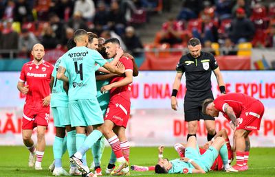 Dinamo marchează pe final și o încurcă pe CFR Cluj » Dan Petrescu a terminat partida în genunchi, iar FCSB are o mână și jumătate pe trofeu