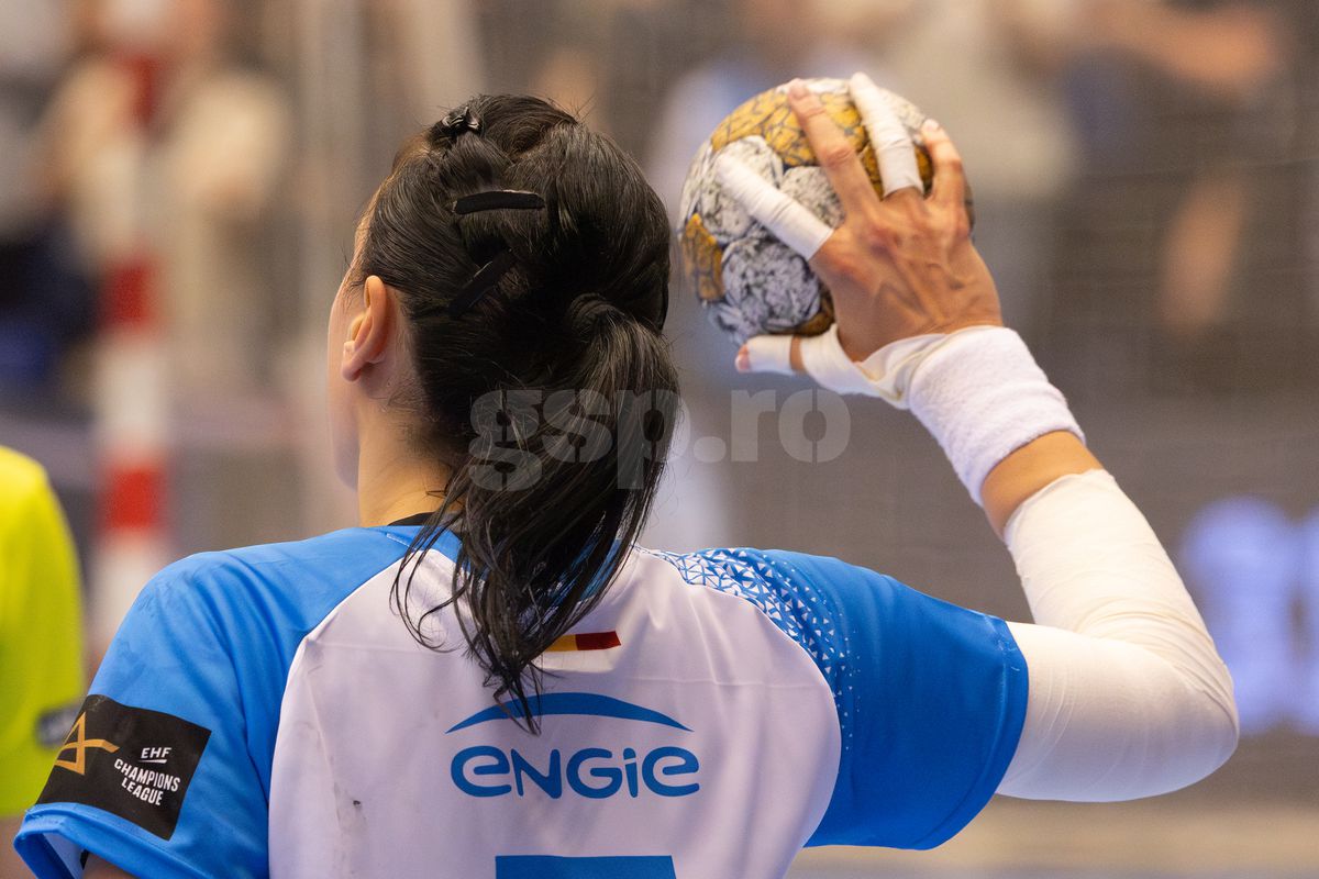 Cristina Neagu și-a luat adio de la Liga Campionilor cu 50 de imagini pentru istoria handbalului » Cadre fantastice surprinse de GSP: lacrimi, culoar special de retragere și moment magnific cu Reistad