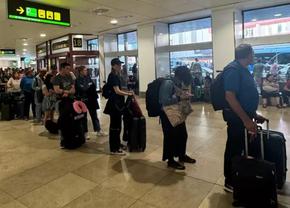 „Este haos” » Mărturiile unei românce blocate pe aeroportul din Madrid din cauza penei de curent