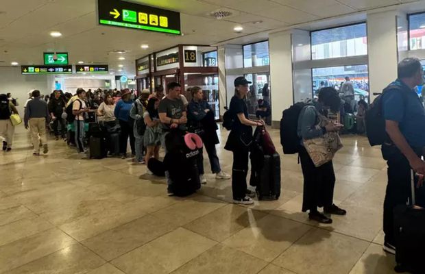 „Este haos” » Mărturiile unei românce blocate pe aeroportul din Madrid din cauza penei de curent