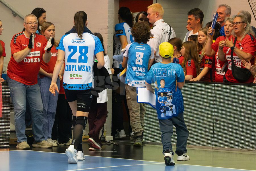 Cristina Neagu, în meciul Esbjerg - CSM București 26-22 FOTO: Ionuț Iordache (GSP) Cristina Neagu și-a luat adio de la Liga Campionilor cu 50 de imagini pentru istoria handbalului » Cadre fantastice surprinse de GSP: lacrimi, culoar special de retragere și moment magnific cu Reistad