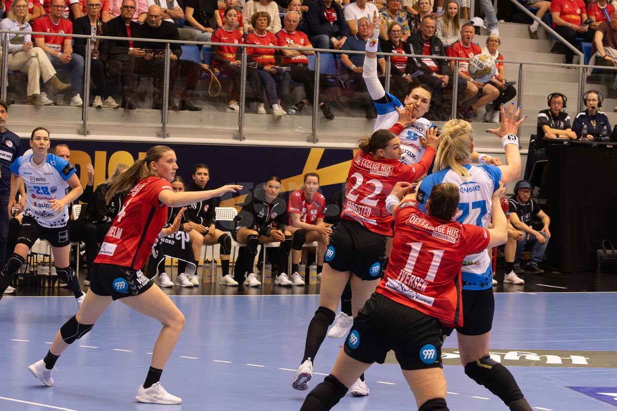 50 de fotografii cu Cristina Neagu la ultimul meci al ei în Liga Campionilor