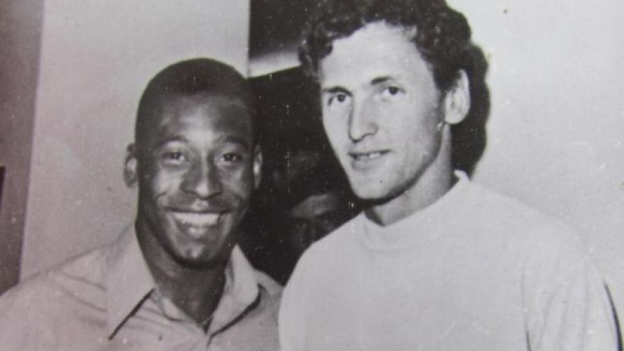 Dembrovschi și Pele Drama celui mai bun jucător al României la Mondialul din '70: chinuit de boala Parkinson, își îngrijește soția imobilizată la pat! » „Nici nu mai știu de când n-am mai reușit să văd un meci cap-coadă”