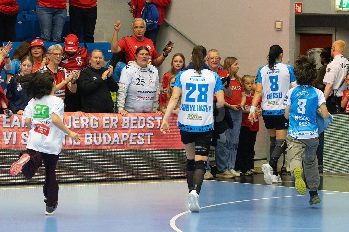 Cristina Neagu și-a luat adio de la Liga Campionilor cu 50 de imagini pentru istoria handbalului » Cadre fantastice surprinse de GSP: lacrimi, culoar special de retragere și moment magnific cu Reistad