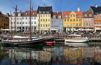 „Iau televizoare cu 50 de euro și le vând cu 100” » 10 poveşti haioase cu românii din Danemarca: de la hygge cu mici și bere la relații cu daneze măritate