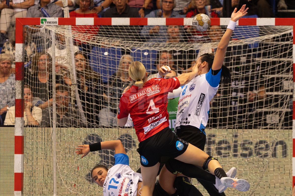 Cristina Neagu și-a luat adio de la Liga Campionilor cu 50 de imagini pentru istoria handbalului » Cadre fantastice surprinse de GSP: lacrimi, culoar special de retragere și moment magnific cu Reistad