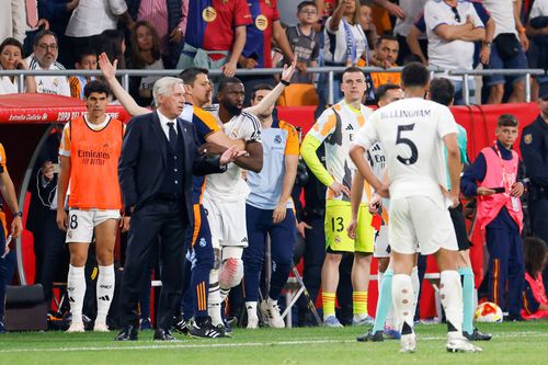 Antonio Rudiger este ținut de un coechipier ca să nu-i ceară socoteală arbitrului pentru cartonașul roșu tocmai încasat / Foto: Imago