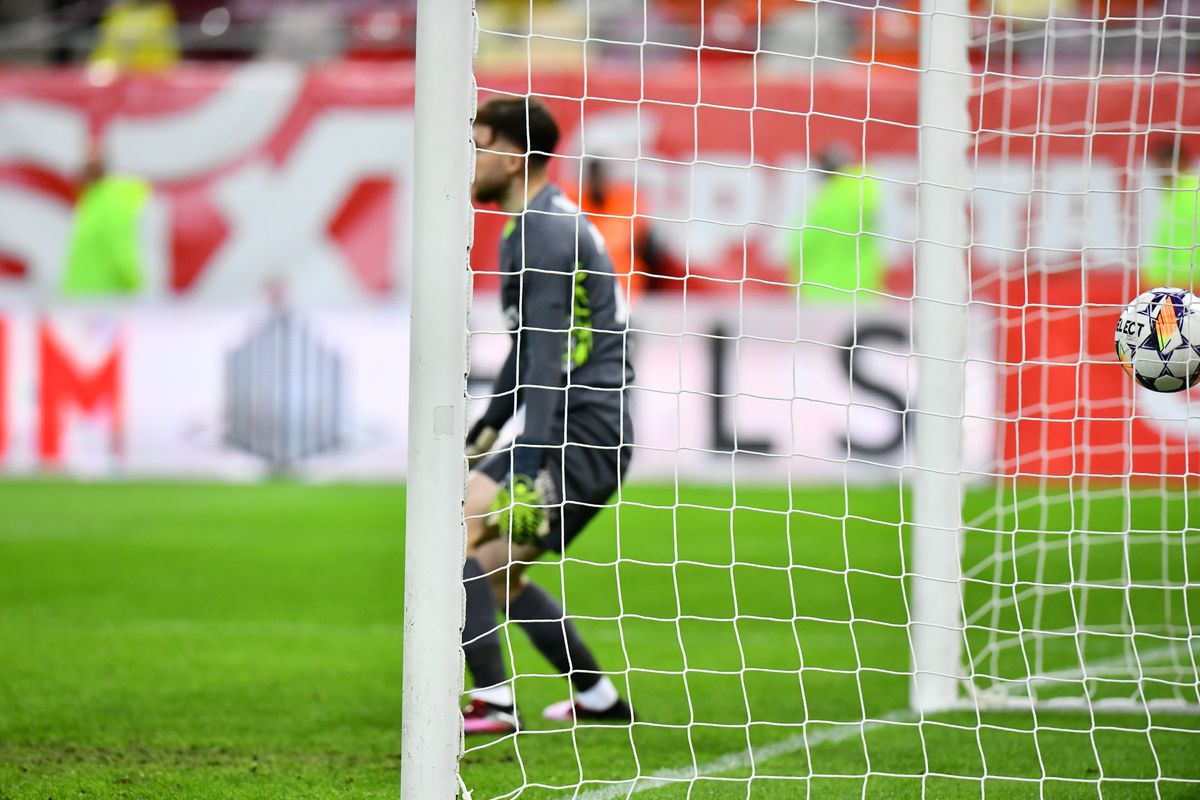 Dinamo marchează pe final și o încurcă pe CFR Cluj » Dan Petrescu a terminat partida în genunchi, iar FCSB are o mână și jumătate pe trofeu