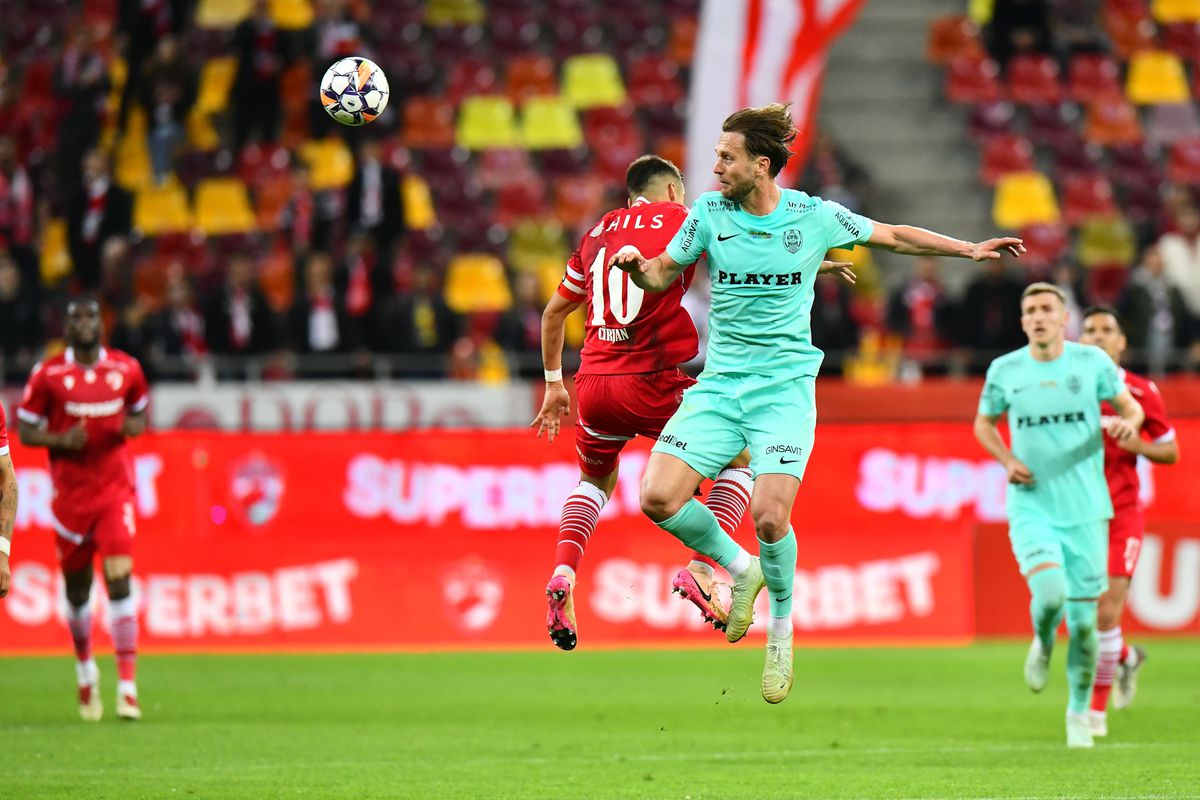 Dinamo marchează pe final și o încurcă pe CFR Cluj » Dan Petrescu a terminat partida în genunchi, iar FCSB are o mână și jumătate pe trofeu