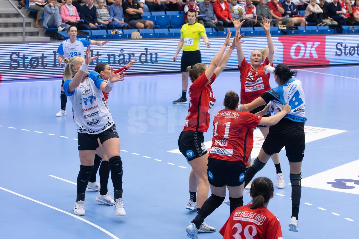 Cristina Neagu și-a luat adio de la Liga Campionilor cu 50 de imagini pentru istoria handbalului » Cadre fantastice surprinse de GSP: lacrimi, culoar special de retragere și moment magnific cu Reistad