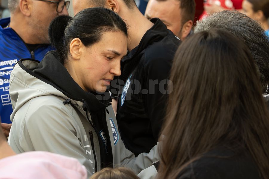 Cristina Neagu și-a luat adio de la Liga Campionilor cu 50 de imagini pentru istoria handbalului » Cadre fantastice surprinse de GSP: lacrimi, culoar special de retragere și moment magnific cu Reistad