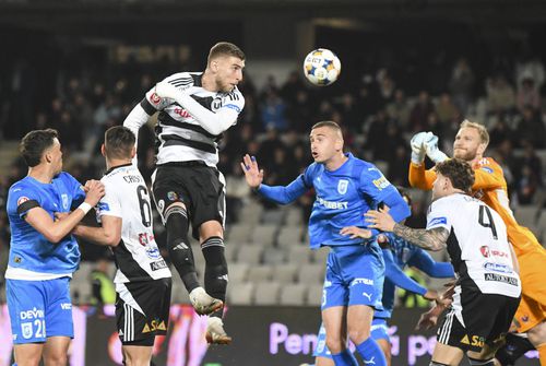 Jovo Lukic sare la cap în meciul cu Universitatea Craiova / FOTO: Imago