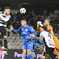 Jovo Lukic sare la cap în meciul cu Universitatea Craiova / FOTO: Imago