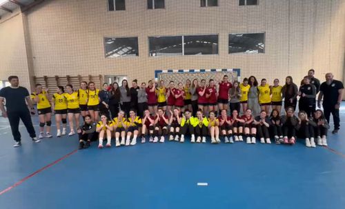 Povestea tinerei handbalistei Carina Vasile, diagnosticată cu sarcom la coapsa stângă, a unit lumea handbalului. Fostele adversare din competițiile destinate junioarelor i-au transmis un mesaj de suflet.