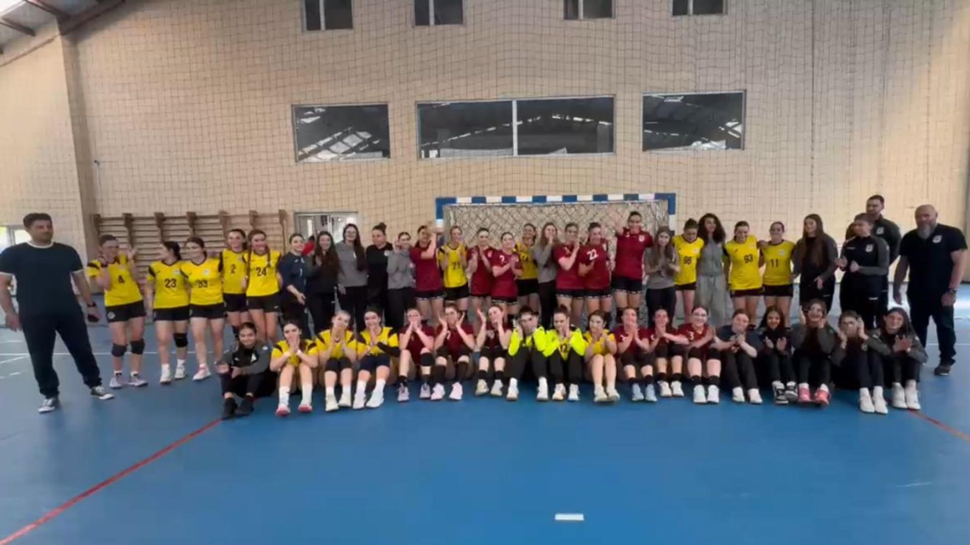 Carina Vasile în echipament de handbal, înconjurată de junioare de la Rapid și Chiajna, susținând donații umanitare pentru tratamentul ei | sursa foto: Gazeta Sporturilor