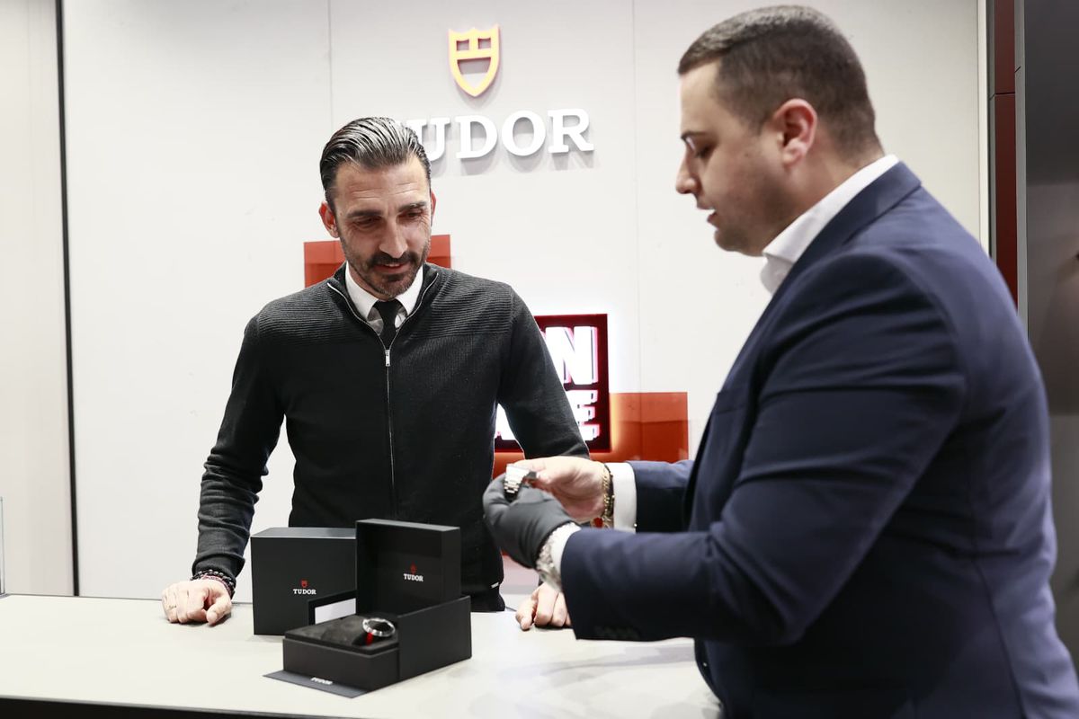 Elias Charalambous și jucătorii de la FCSB au primit ceasuri de lux! Ce spune antrenorul despre revenire: „Prima opțiune ar fi FCSB”