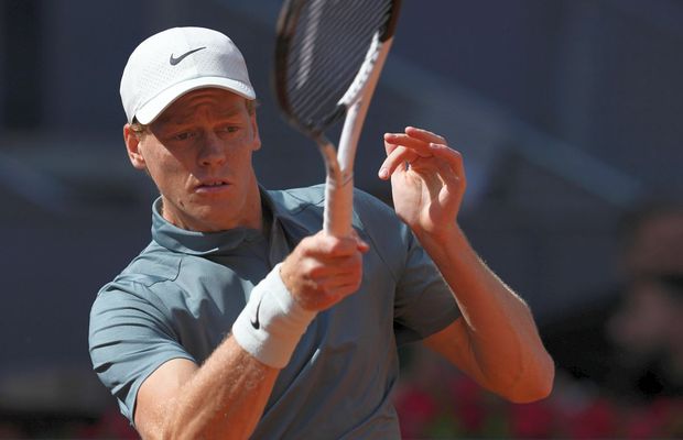 Jannik Sinner a trecut ca „taifunul” în optimile de la Madrid! Este la trei meciuri distanță de o performanță cum nu a mai fost în istorie