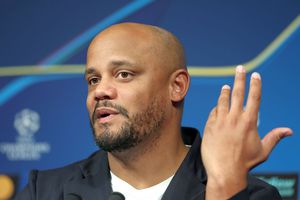 Kompany a răspuns cu o glumă: „Ca Mourinho?! Sunt prea înalt să încap într-un coș de rufe”