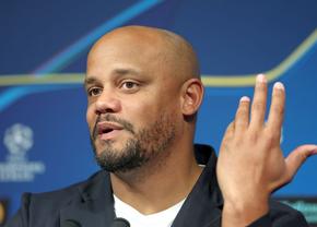 Kompany a răspuns cu o glumă: „Ca Mourinho?! Sunt prea înalt să încap într-un coș de rufe”