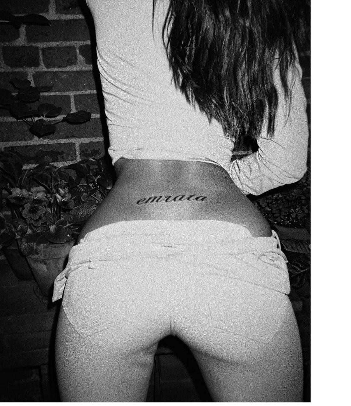 GALERIE FOTO Asta e la un alt nivel! Emily Ratajkowski a renunțat complet la haine pentru o reclamă