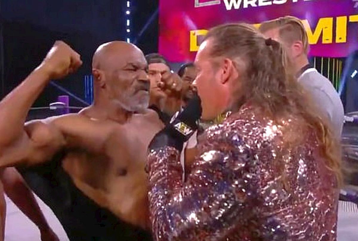 VIDEO Mike Tyson, iureș în ringul de wrestling! A rupt tricoul de pe el și a provocat o bătaie generală