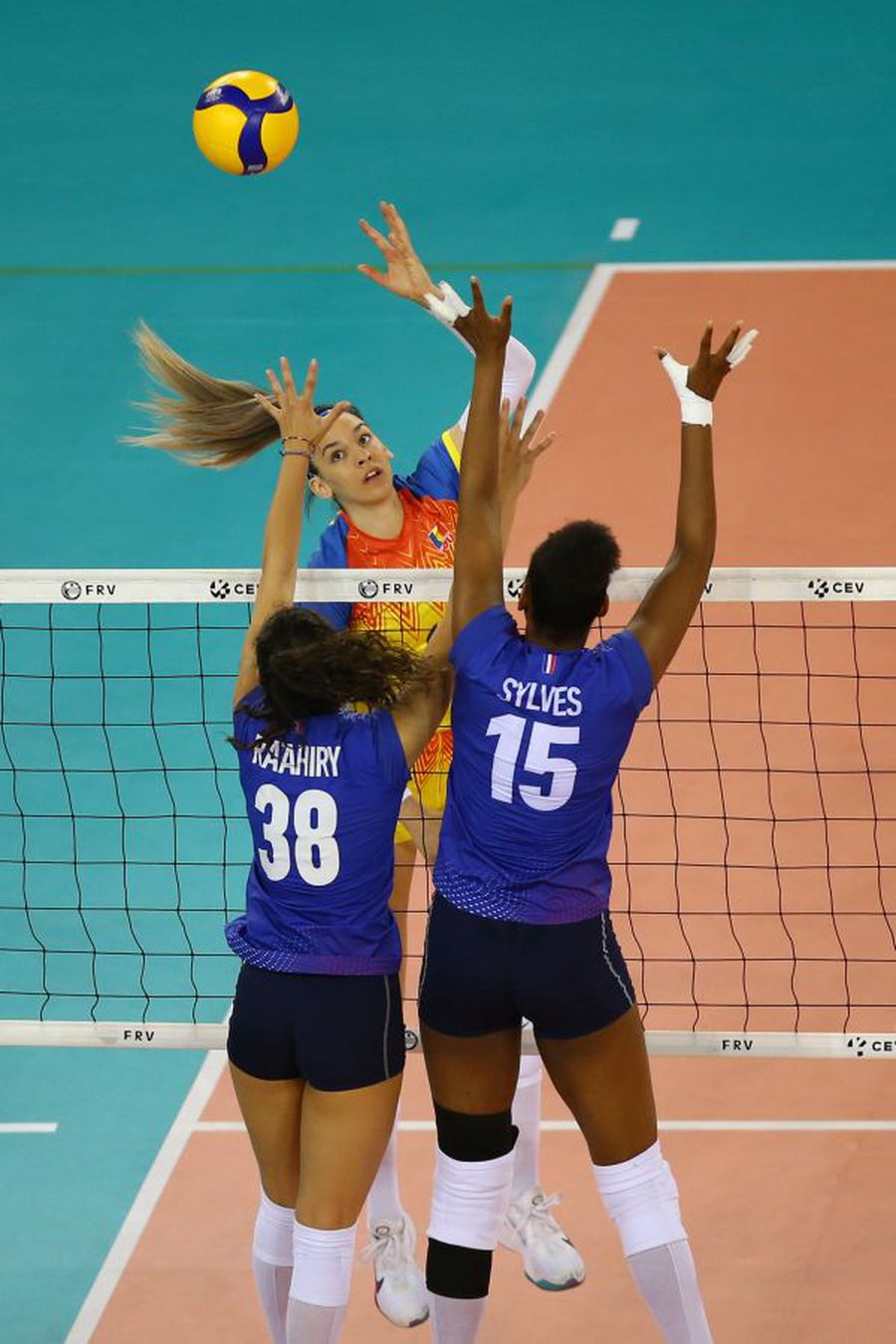 Alexia Căruțașu sparge zidul francez FOTO Marius Ionescu Victorie eroică! România a debutat cu un succes în Golden League, 3-2 cu Franța