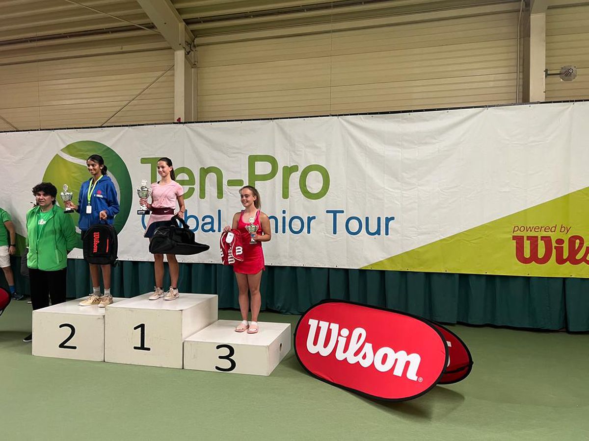 Antrenor și doi jucători de tenis minori lăsați la poarta avionului