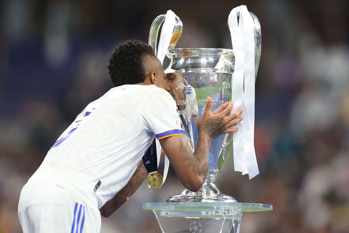 Imagini FABULOASE cu bucuria jucătorilor lui Real Madrid: Kroos și Modric s-au tăvălit pe gazon, Marcelo a vrut să fugă cu trofeul