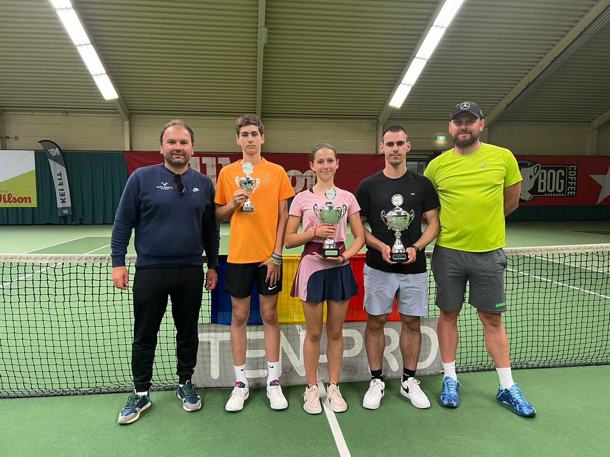 Antrenor și doi jucători de tenis minori lăsați la poarta avionului