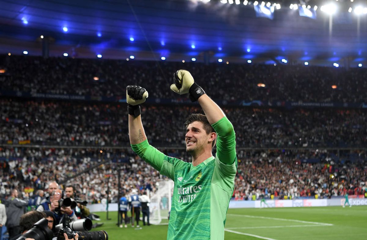 Imagini FABULOASE cu bucuria jucătorilor lui Real Madrid: Kroos și Modric s-au tăvălit pe gazon, Marcelo a vrut să fugă cu trofeul