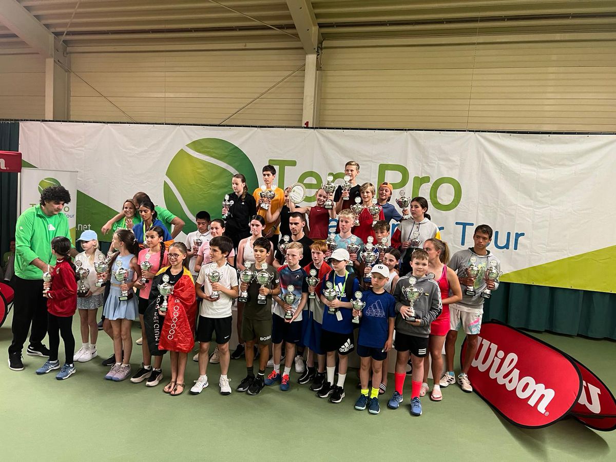 Antrenor și doi jucători de tenis minori lăsați la poarta avionului