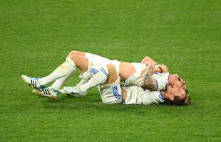 Imagini FABULOASE cu bucuria jucătorilor lui Real Madrid: Kroos și Modric s-au tăvălit pe gazon, Marcelo a vrut să fugă cu trofeul