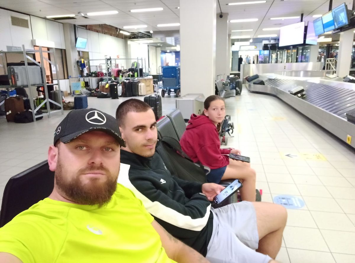 Antrenor și doi jucători de tenis minori lăsați la poarta avionului