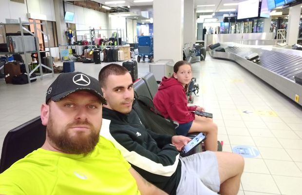 Antrenor și doi jucători de tenis minori lăsați la poarta avionului care-i ducea spre „naționale”, deși aveau bilete