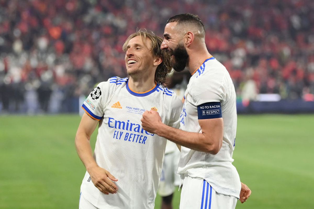 Imagini FABULOASE cu bucuria jucătorilor lui Real Madrid: Kroos și Modric s-au tăvălit pe gazon, Marcelo a vrut să fugă cu trofeul