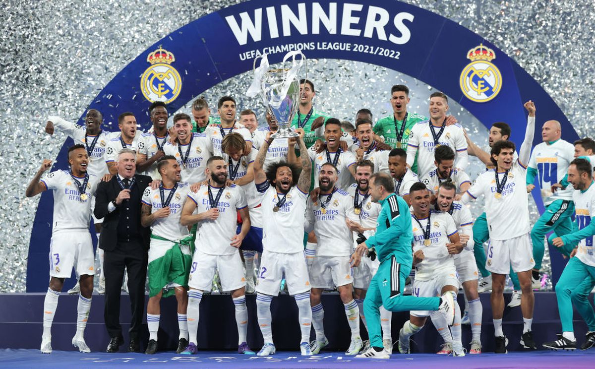 Imagini FABULOASE cu bucuria jucătorilor lui Real Madrid: Kroos și Modric s-au tăvălit pe gazon, Marcelo a vrut să fugă cu trofeul