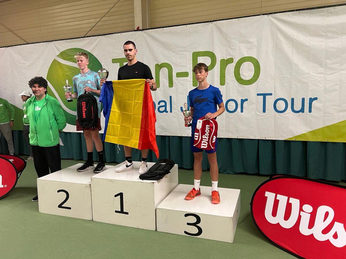 Antrenor și doi jucători de tenis minori lăsați la poarta avionului