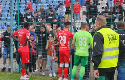 Jucătorii de la UTA, băgați în ședință de galerie după remiza de la Buzău