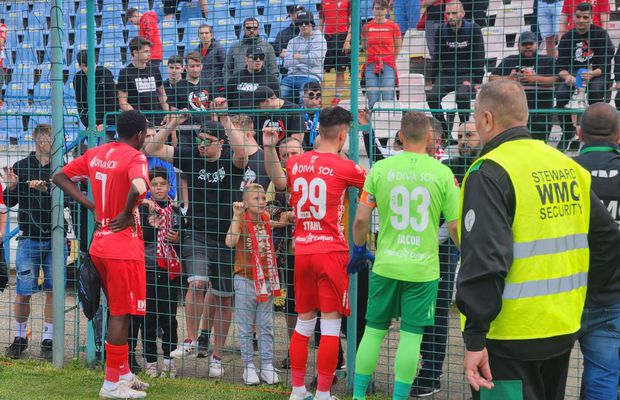 Jucătorii de la UTA, băgați în ședință de galerie după remiza de la Buzău